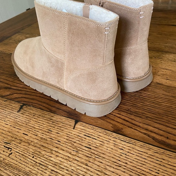 NWT Universal Thread Women’s Tan Suede Ankle Boots - Picture 4 of 4